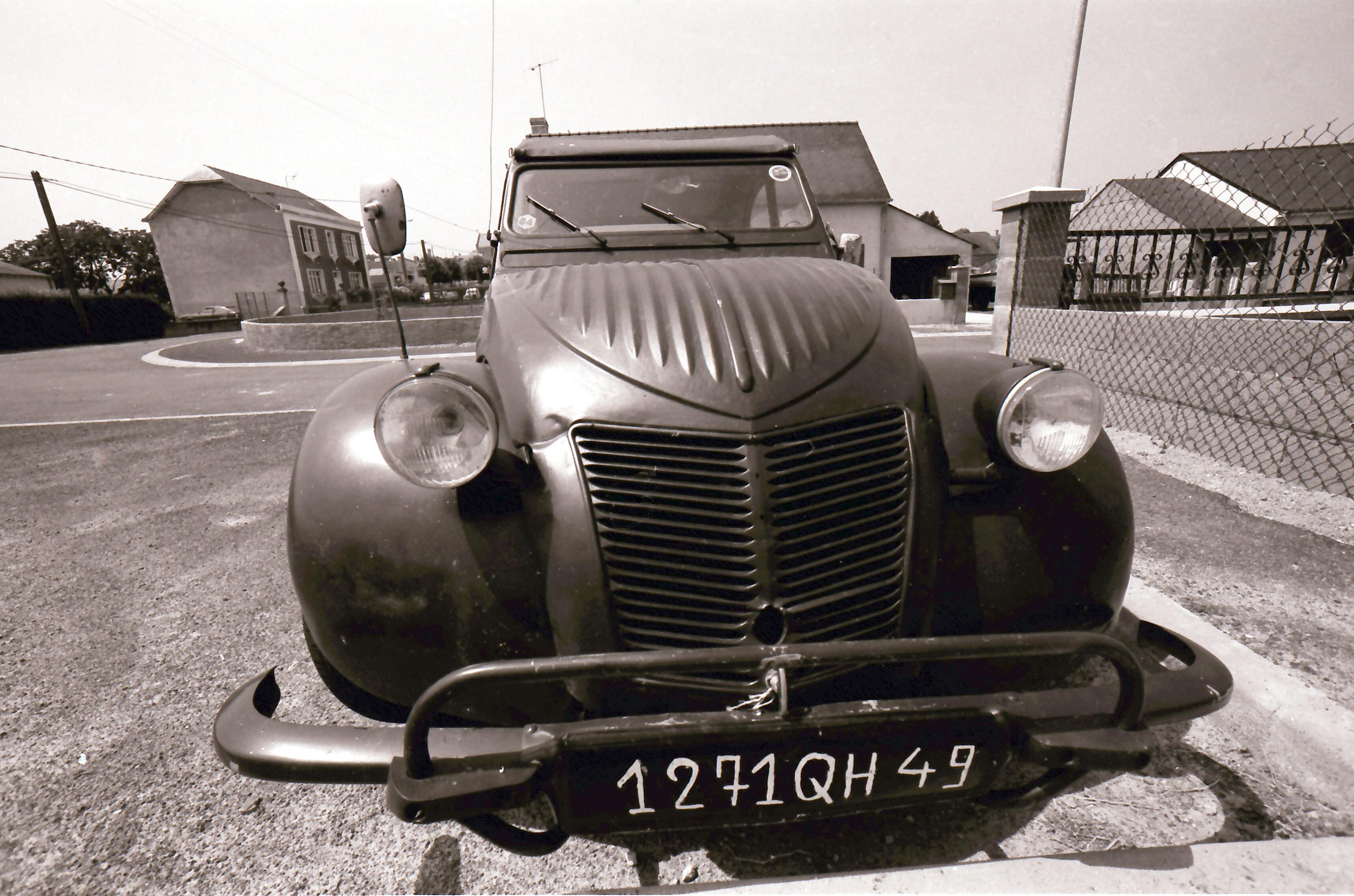 Sort-hvidt foto af en tidlig Citroën 2CV set forfra med ribbet motorhjelm