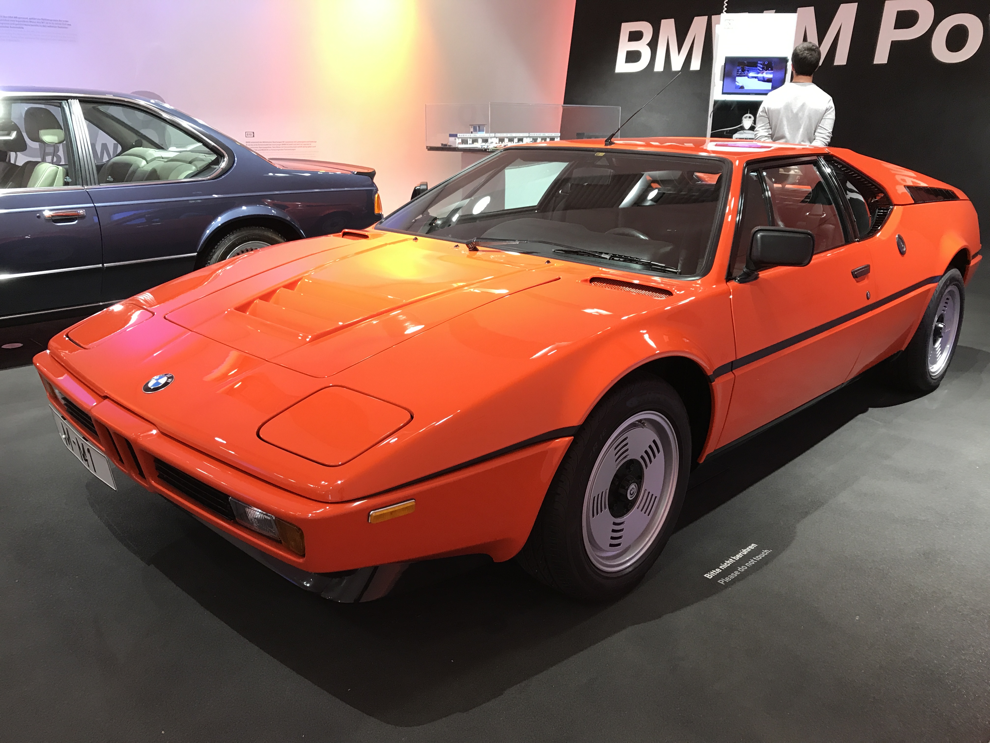 Orange BMW M1 sportsvogn fotograferet på BMW Museum i München