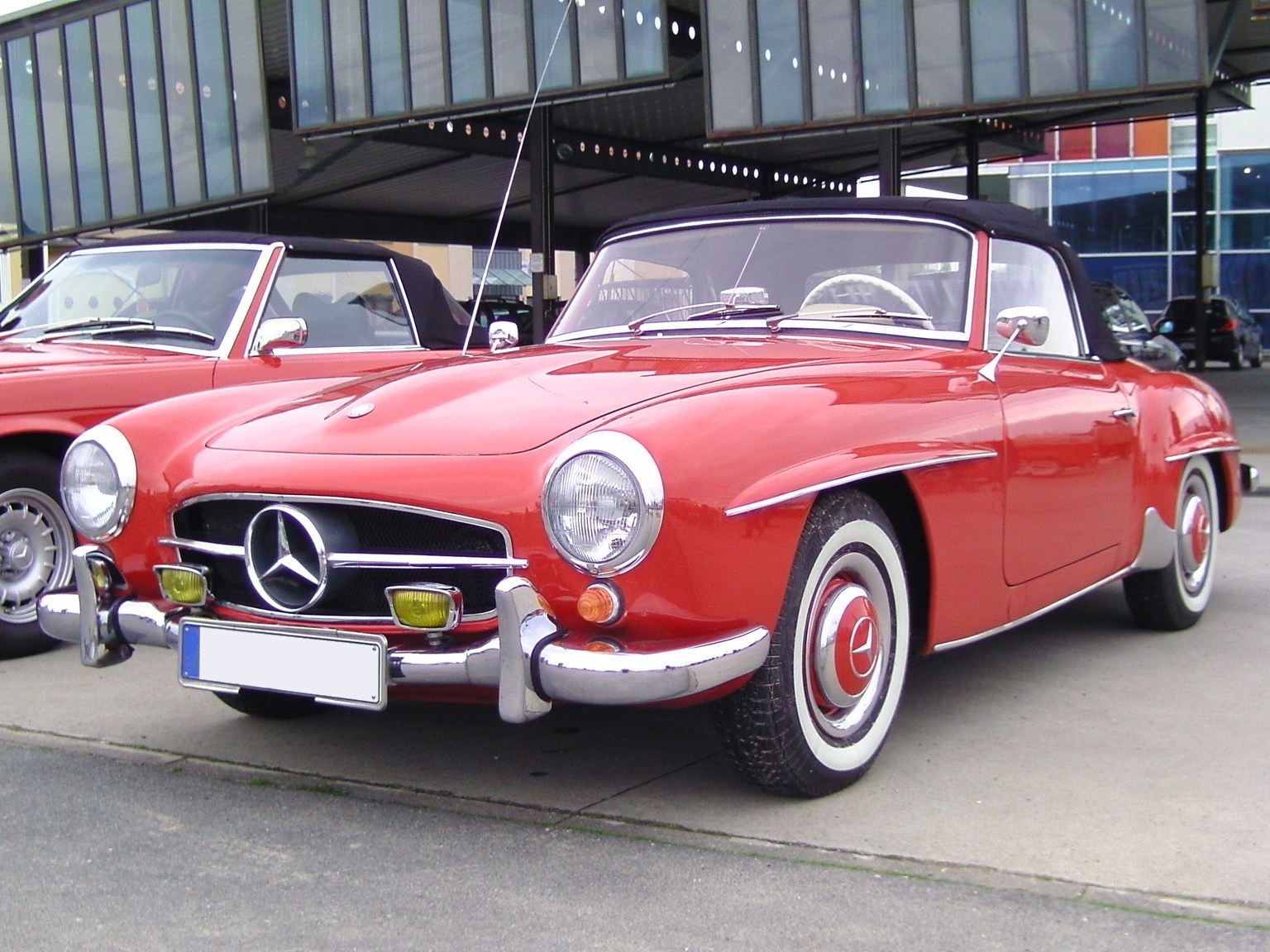 Rød Mercedes-Benz 190 SL set udefra fra siden