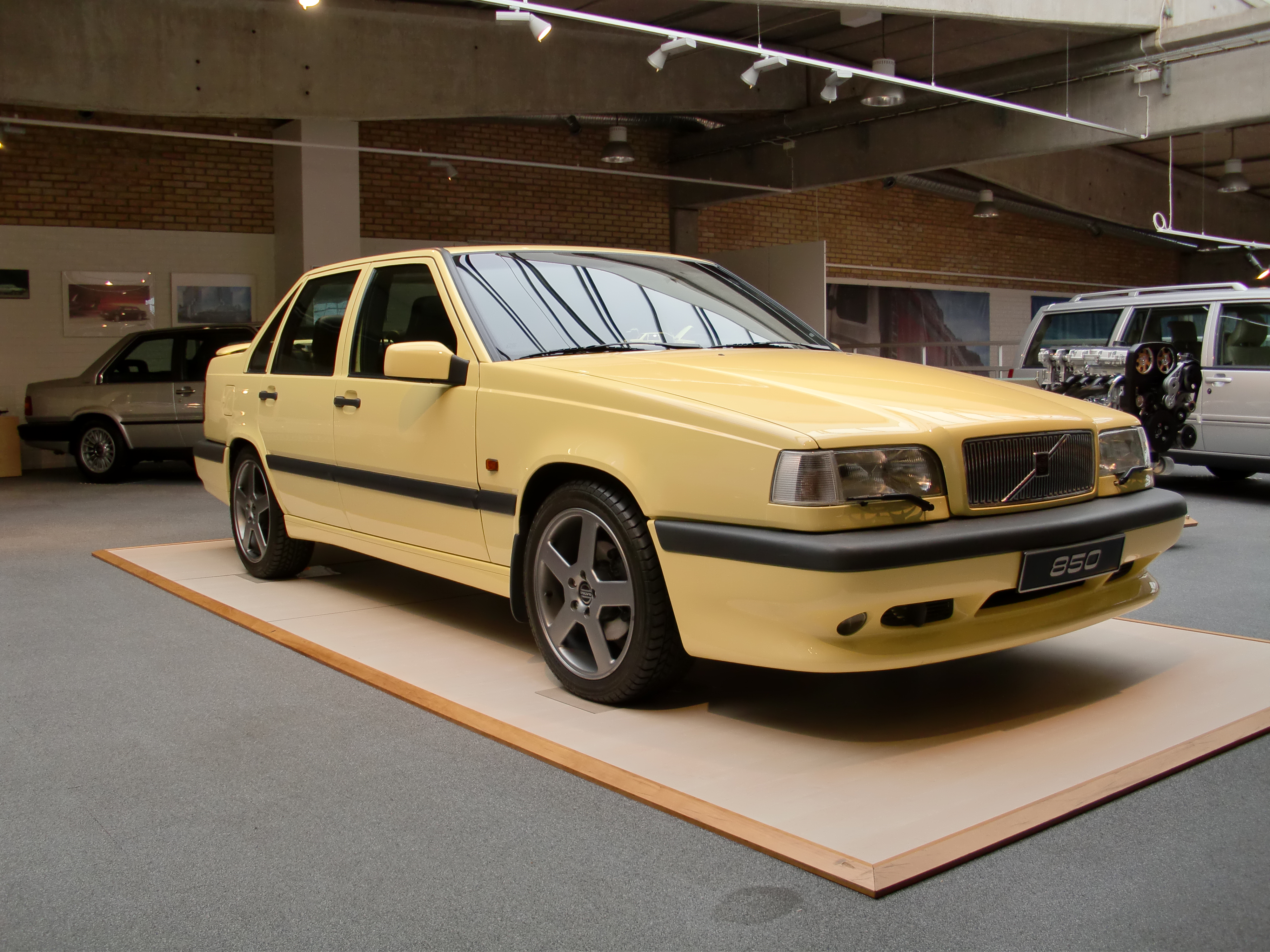 Gul Volvo 850 T-5R sedan set skråt forfra på Volvo Museum