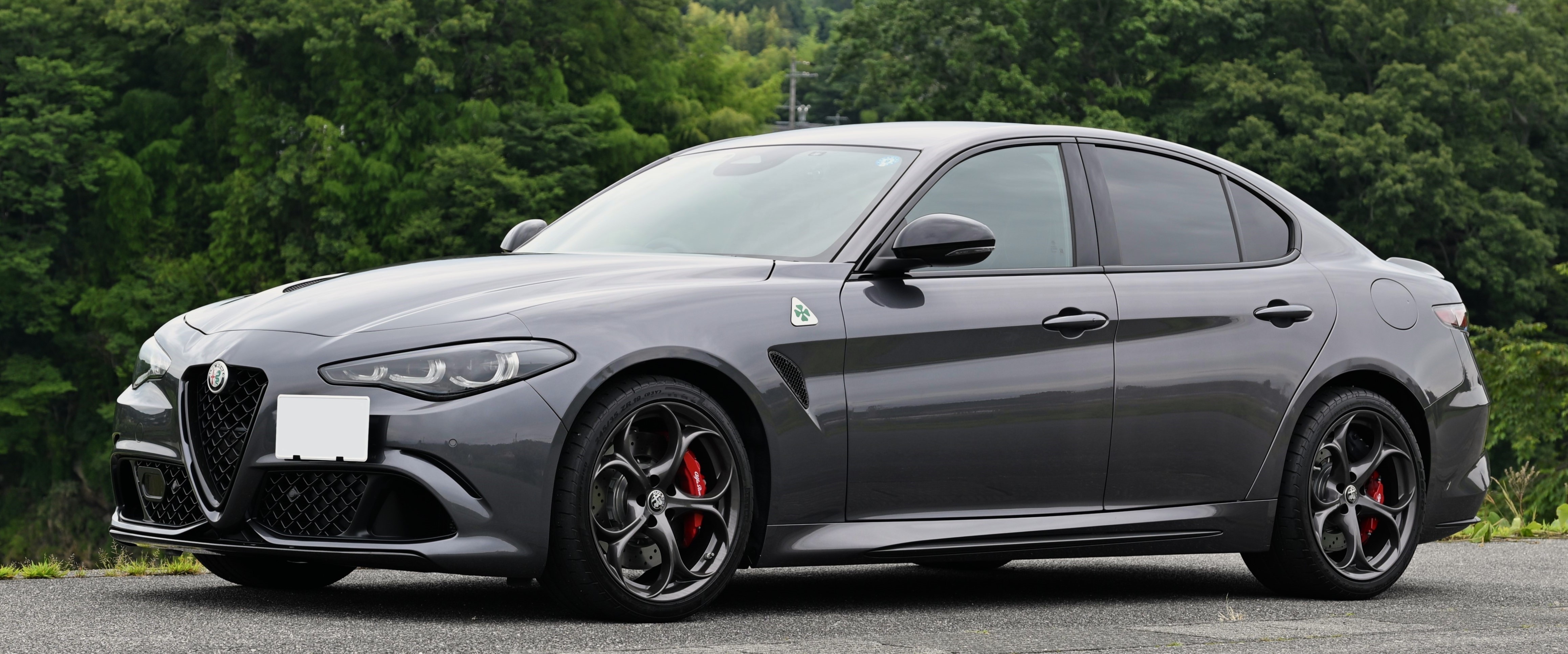 Mørkegrå Alfa Romeo Giulia Quadrifoglio fra 2026 fotograferet fra siden