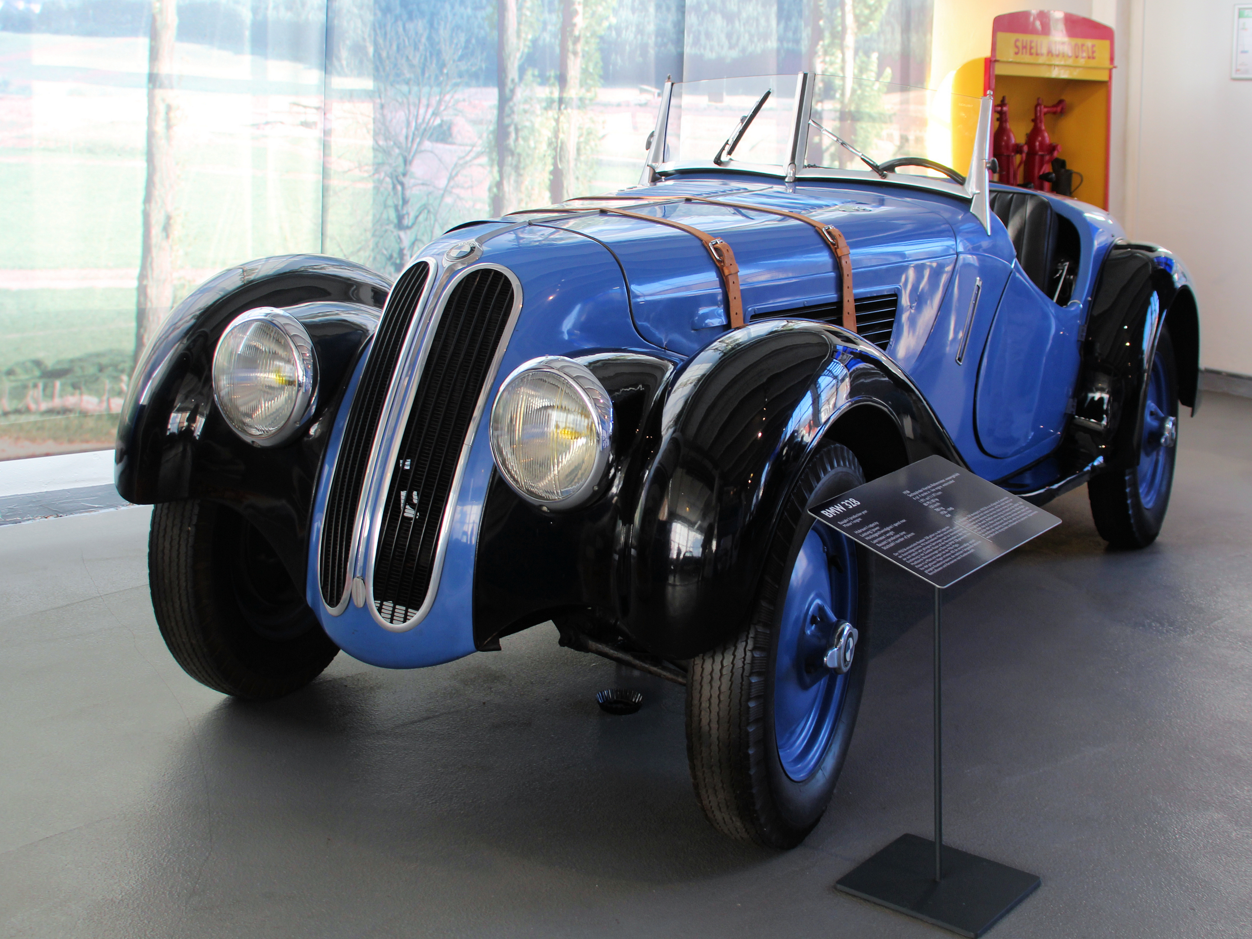 Blå og sort BMW 328 roadster fra 1938 på museum i Eisenach