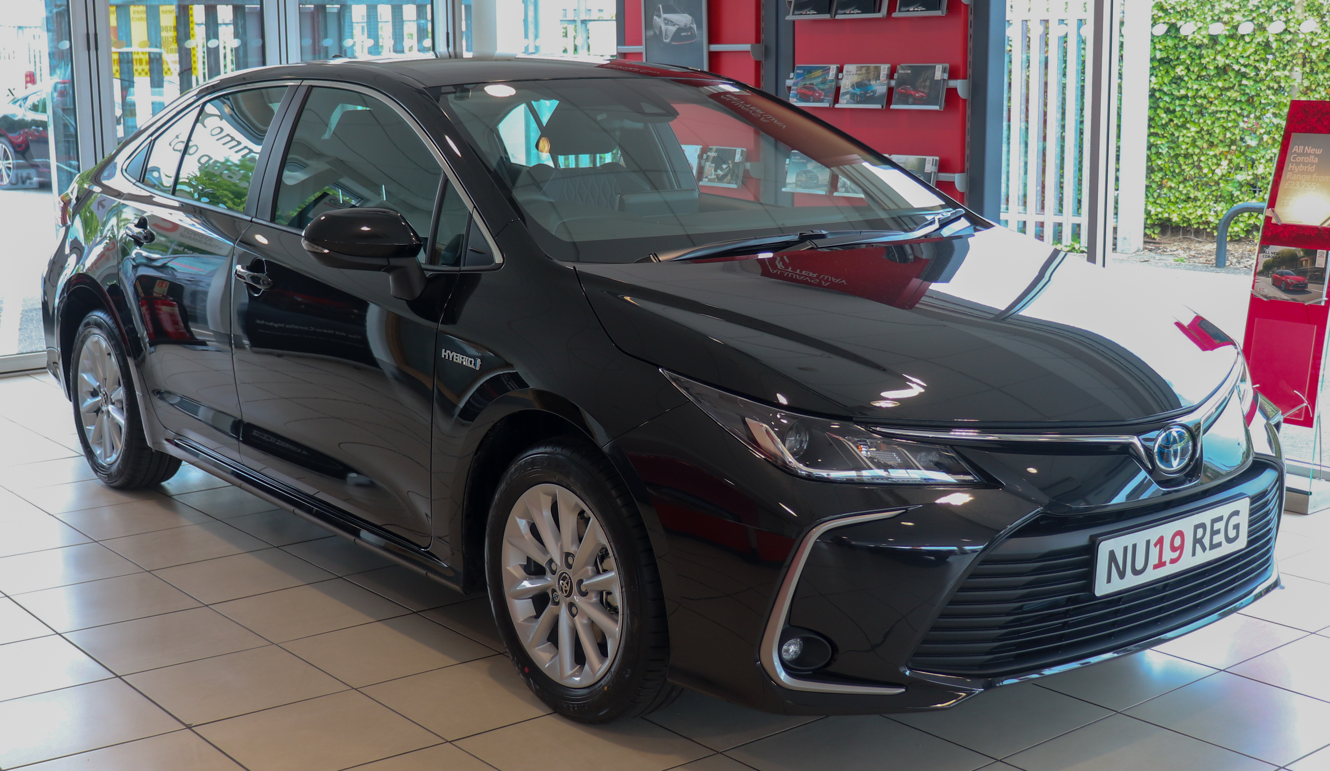 Sort Toyota Corolla Hybrid sedan fra 2019 fotograferet i Storbritannien