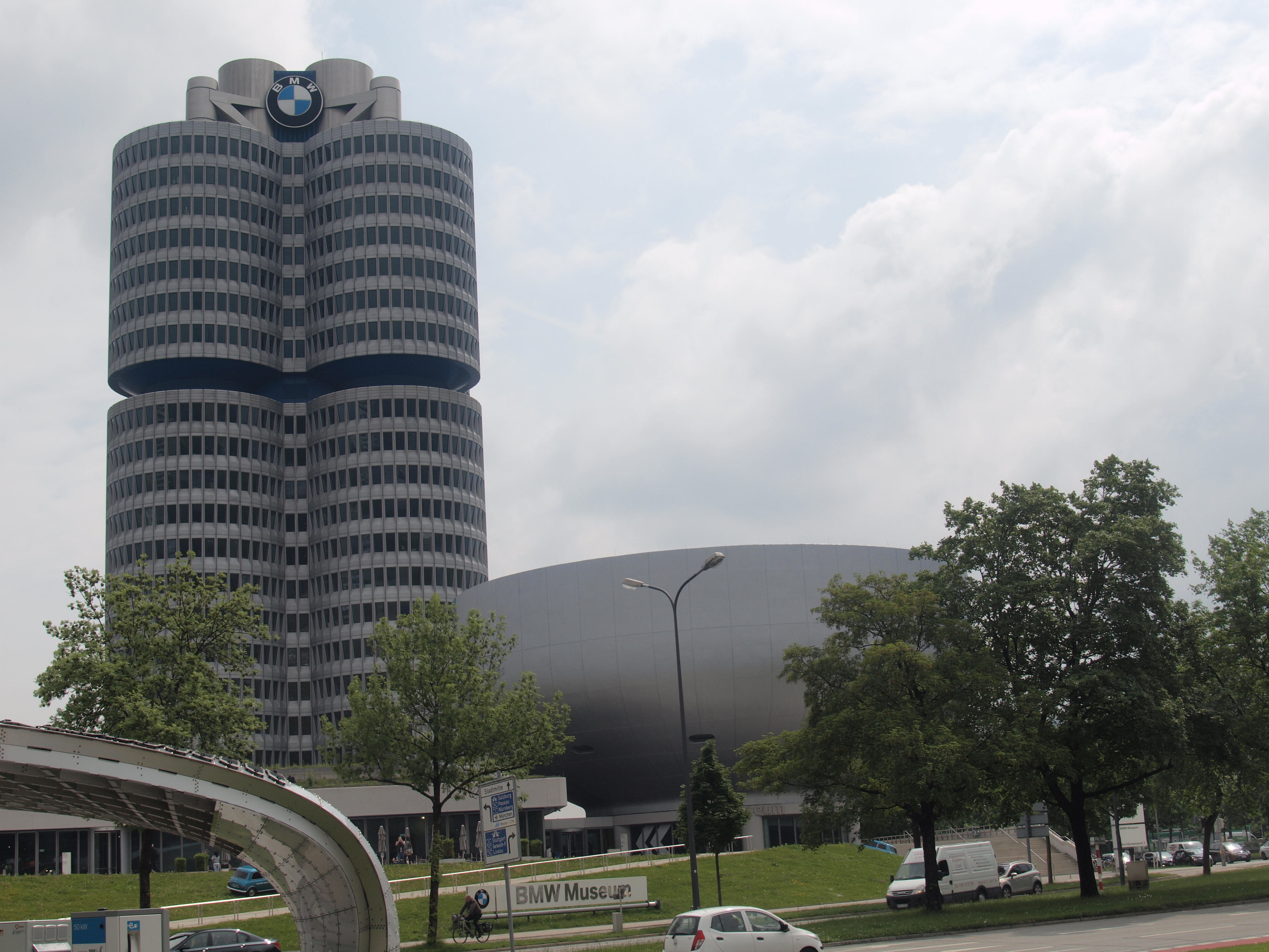 BMW Museum med den skålformede bygning til højre og koncernens hovedsæde til venstre.