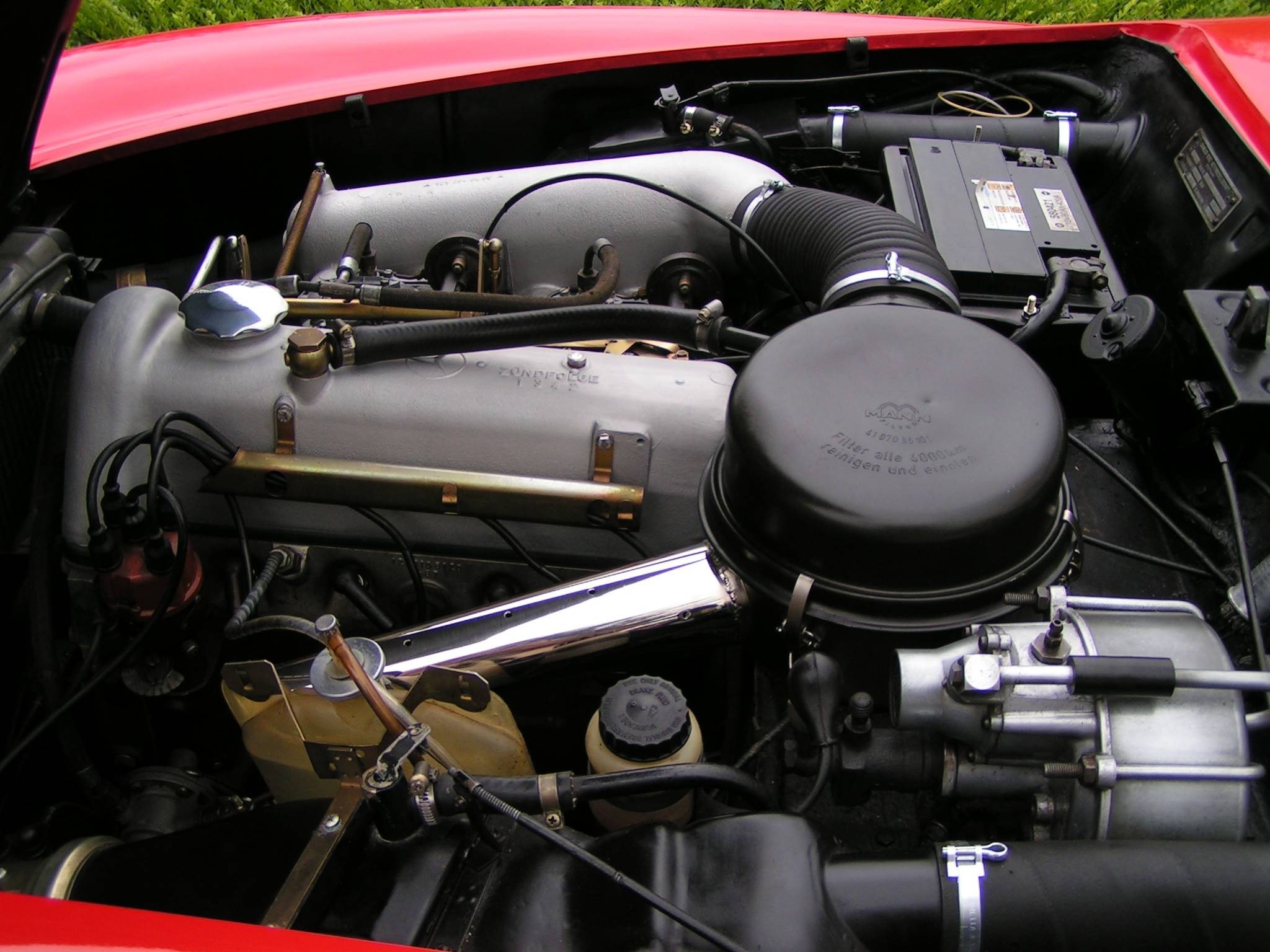 Motorrum i Mercedes-Benz 190 SL med firecylindret motor