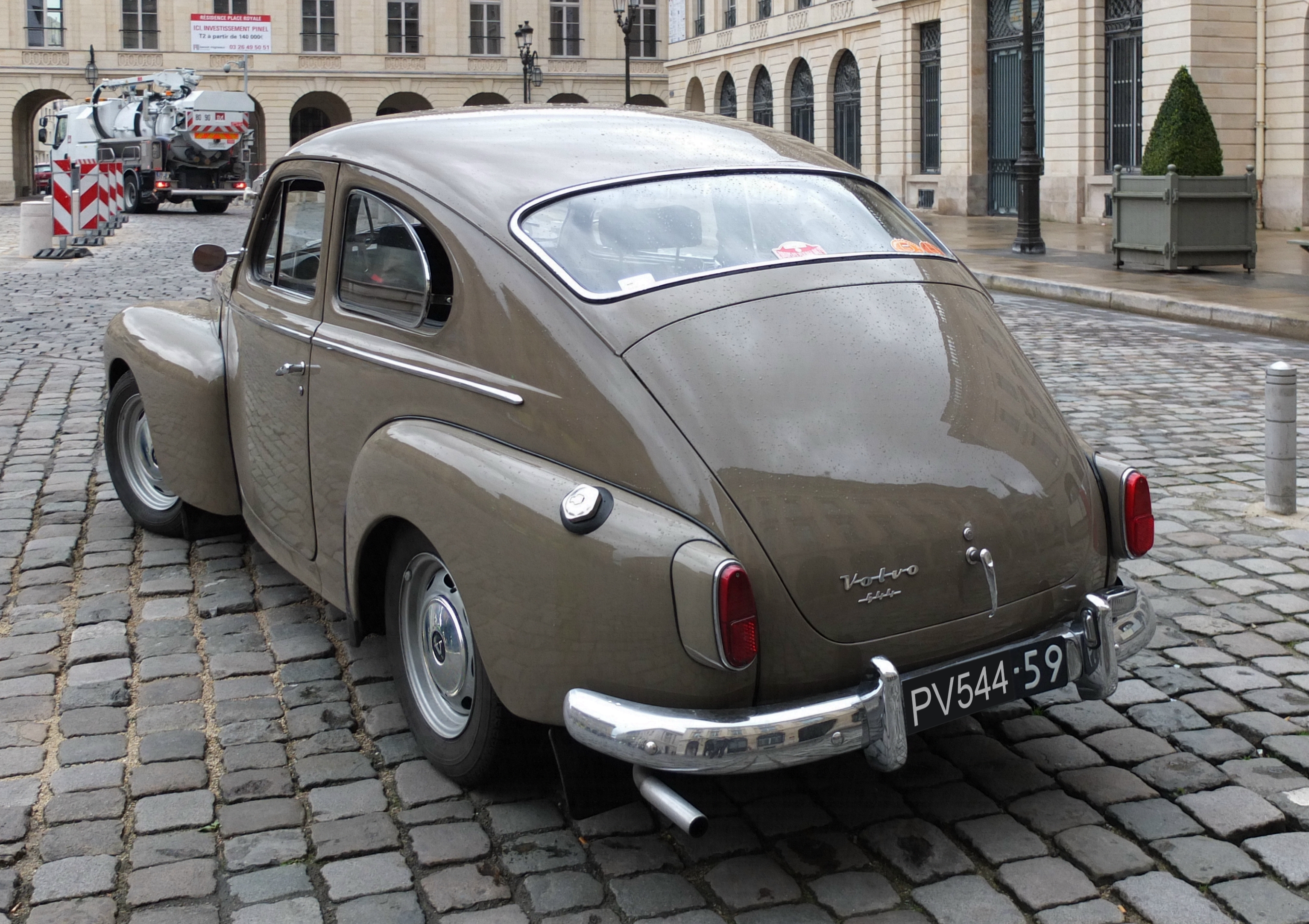 Volvo PV544 fra 1959 fotograferet bagfra i trekvart profil