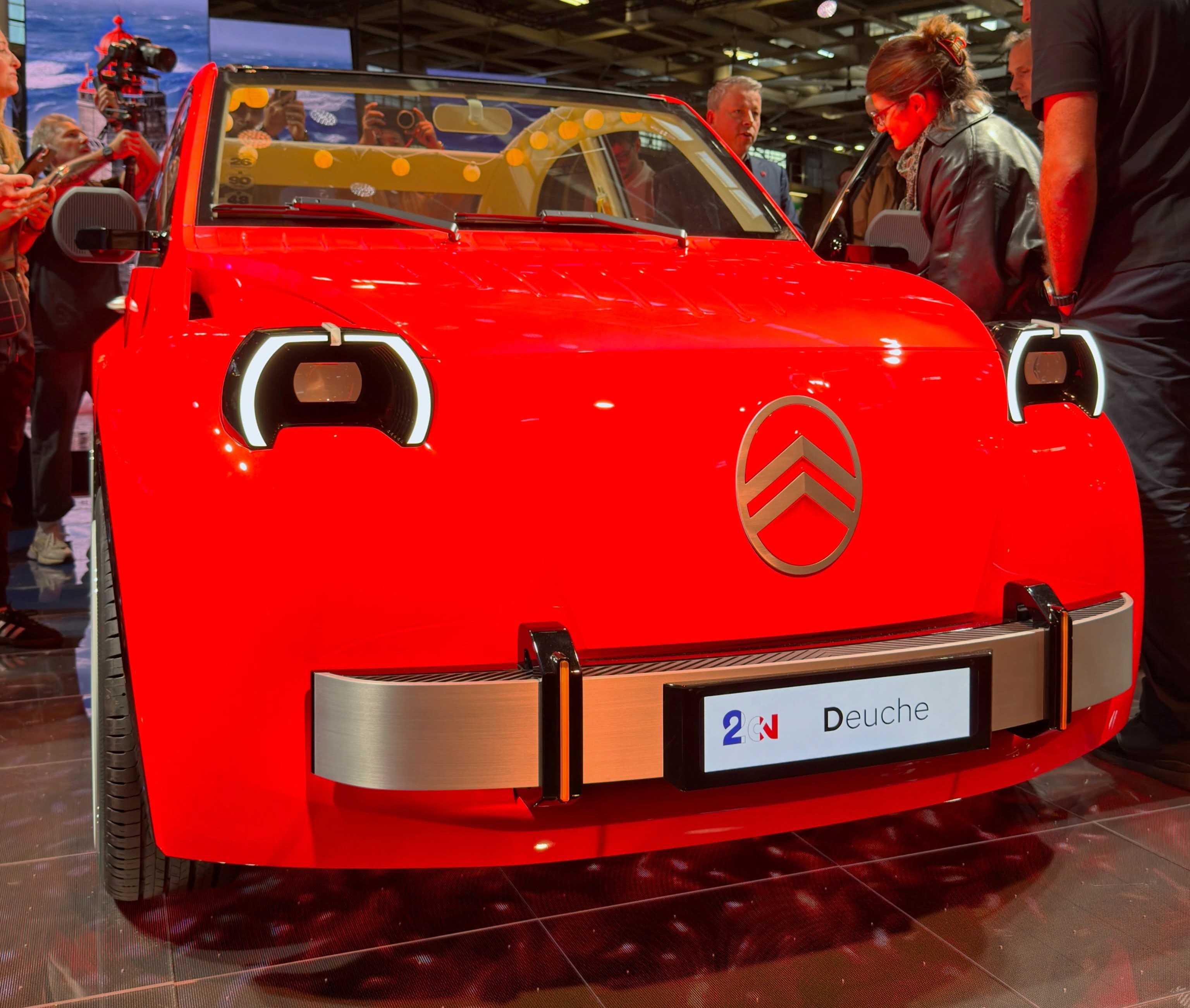 Citroën 2CV Concept med åbent stoftag set forfra på udstillingen i Paris