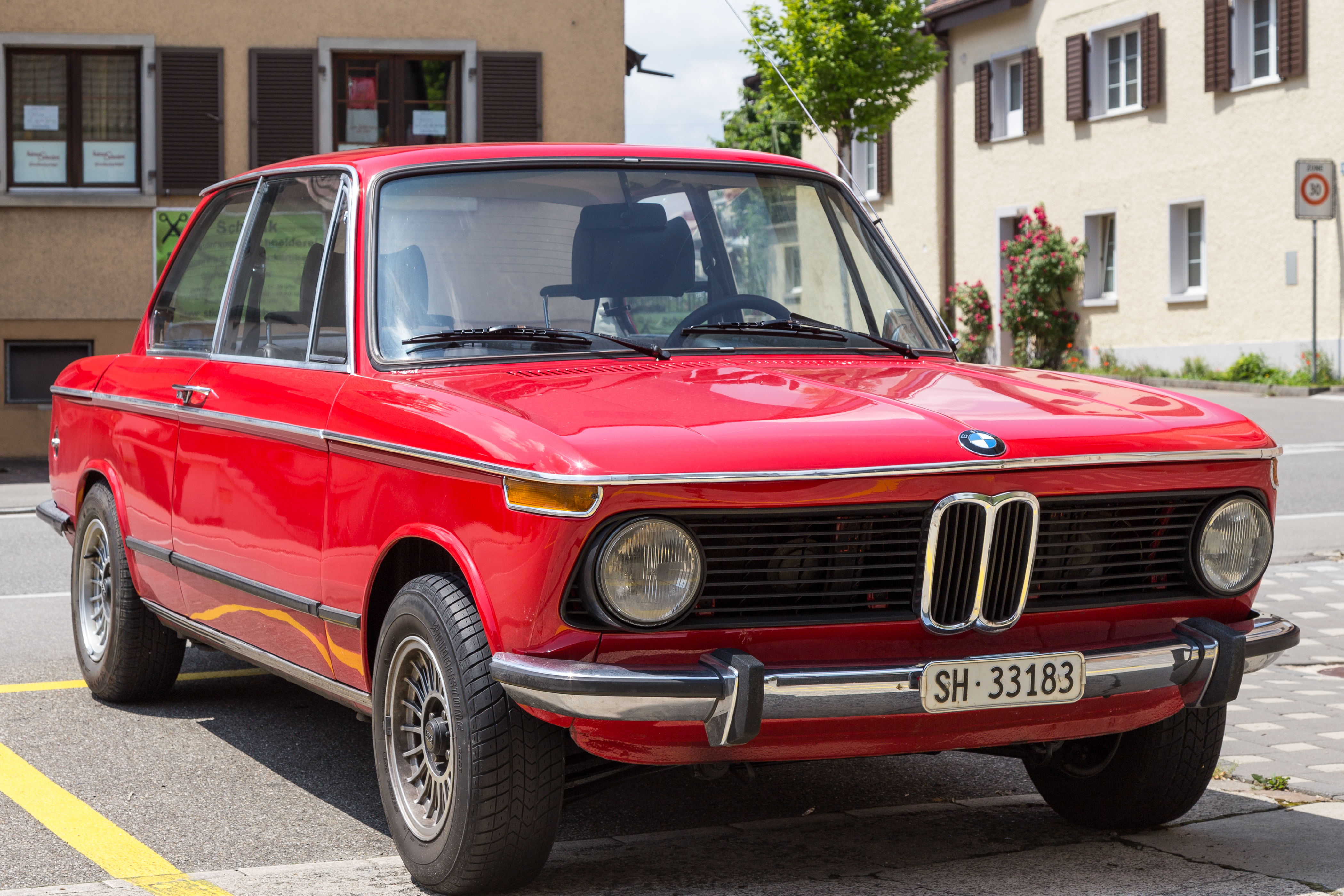 Rød BMW 2002 personbil fotograferet udendørs i Schweiz