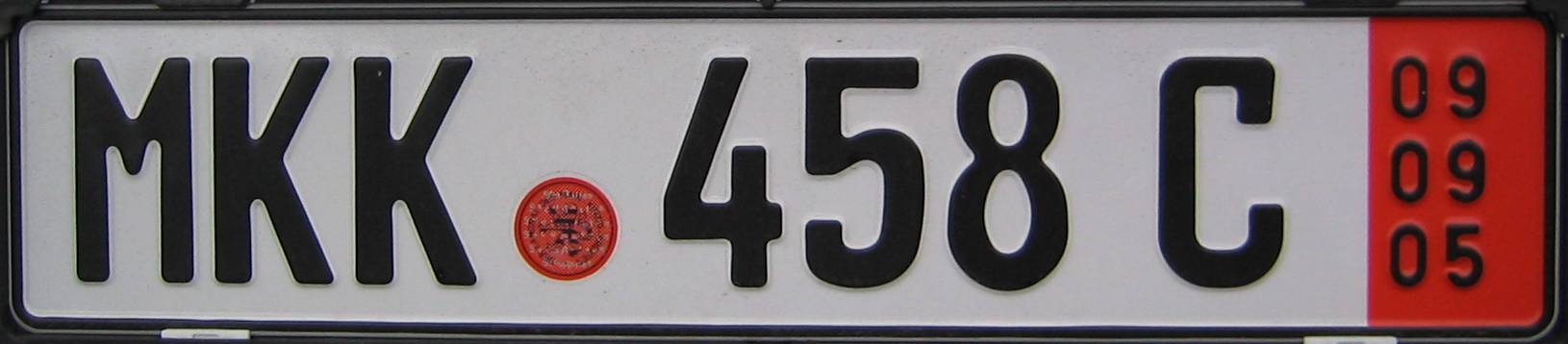 Tysk eksportnummerplade med rødt gyldighedsfelt i højre side