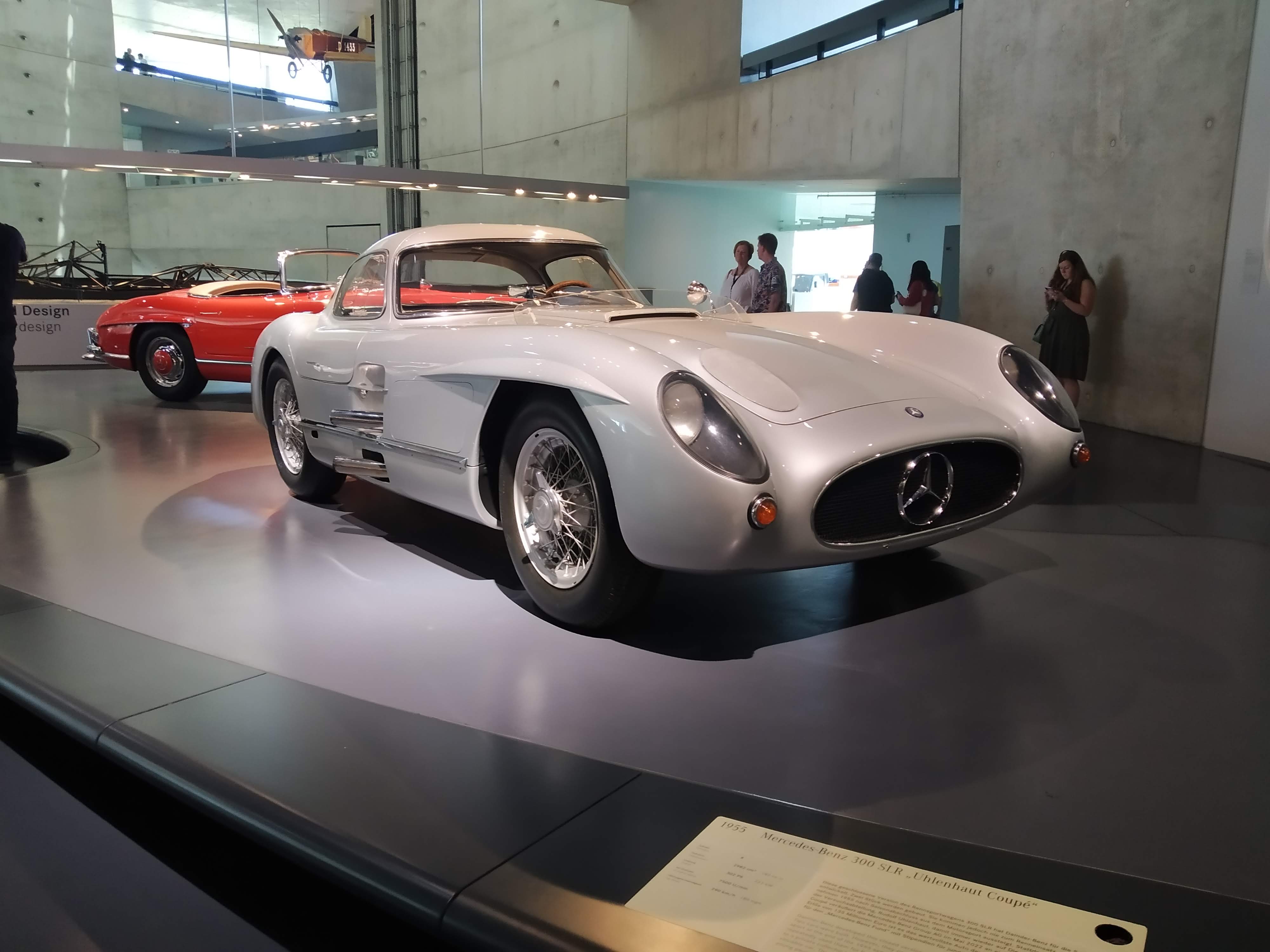 Sølvfarvet Mercedes-Benz 300 SLR Uhlenhaut Coupé set skråt forfra på museum