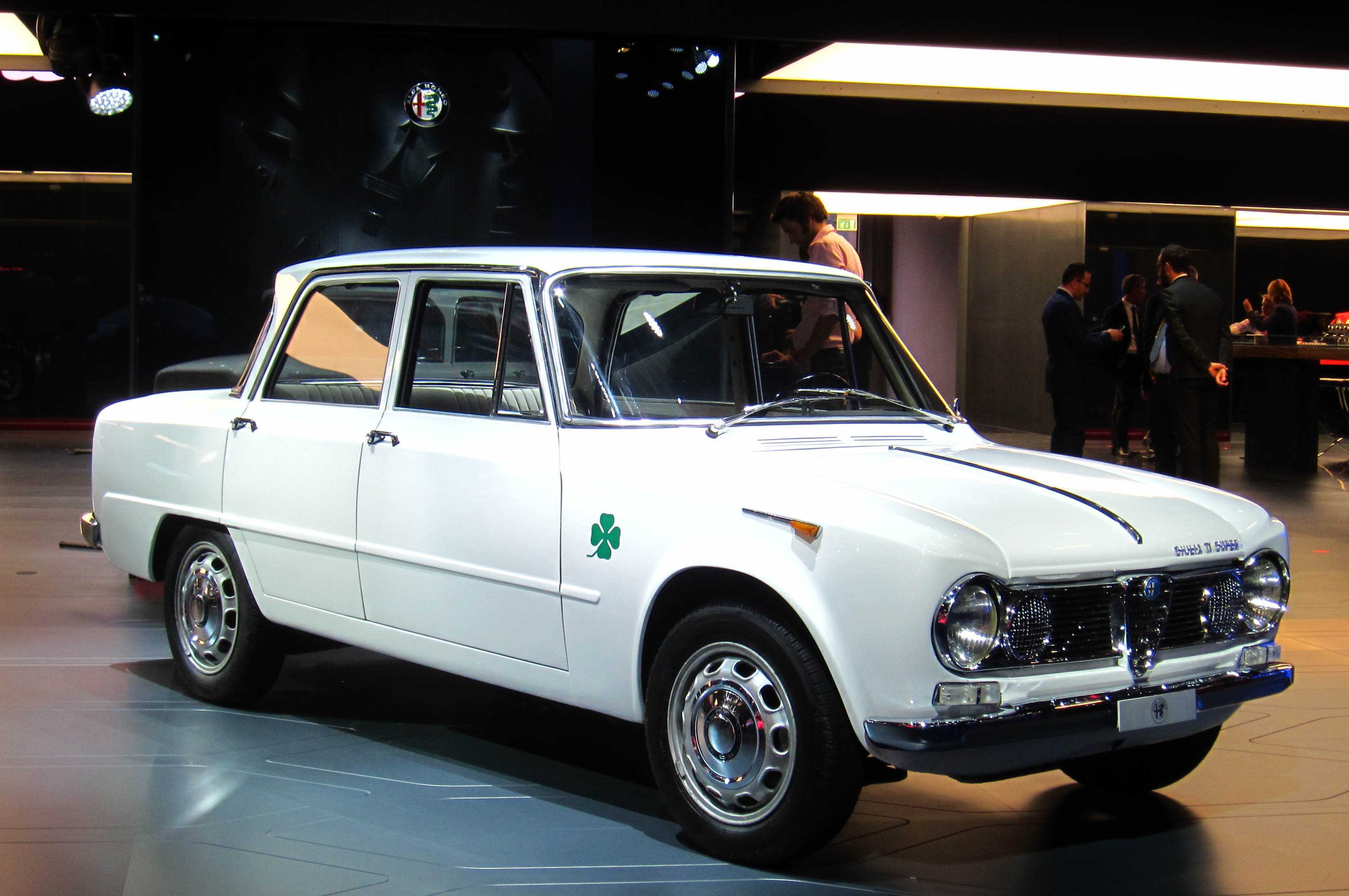 Hvid Alfa Romeo Giulia TI Super med firkløverlogo og fire døre