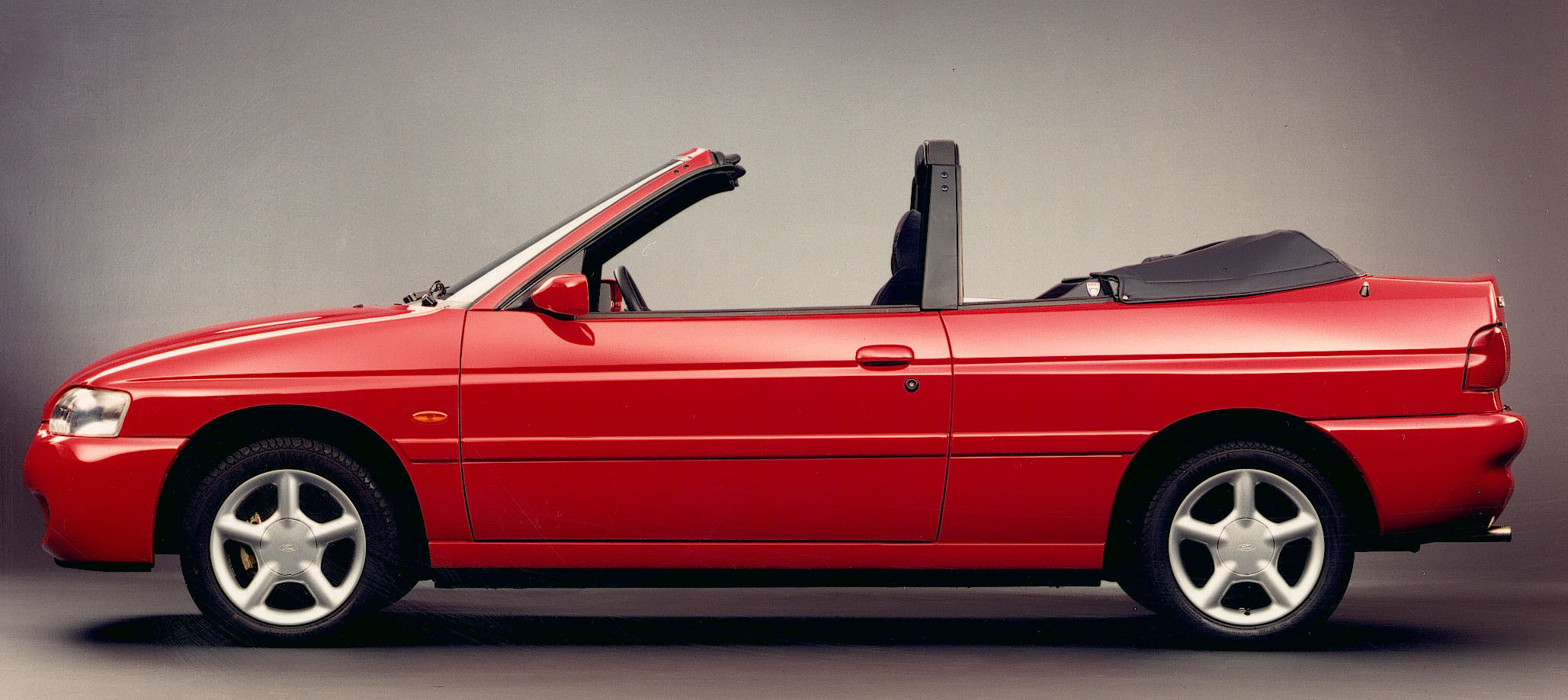 Ford Escort Cabriolet fotograferet med kalechen slået ned