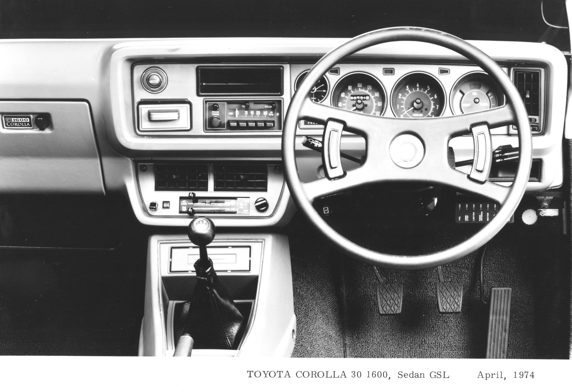 Interiør med rat og instrumentpanel i historisk Toyota Corolla fra 1970'erne.