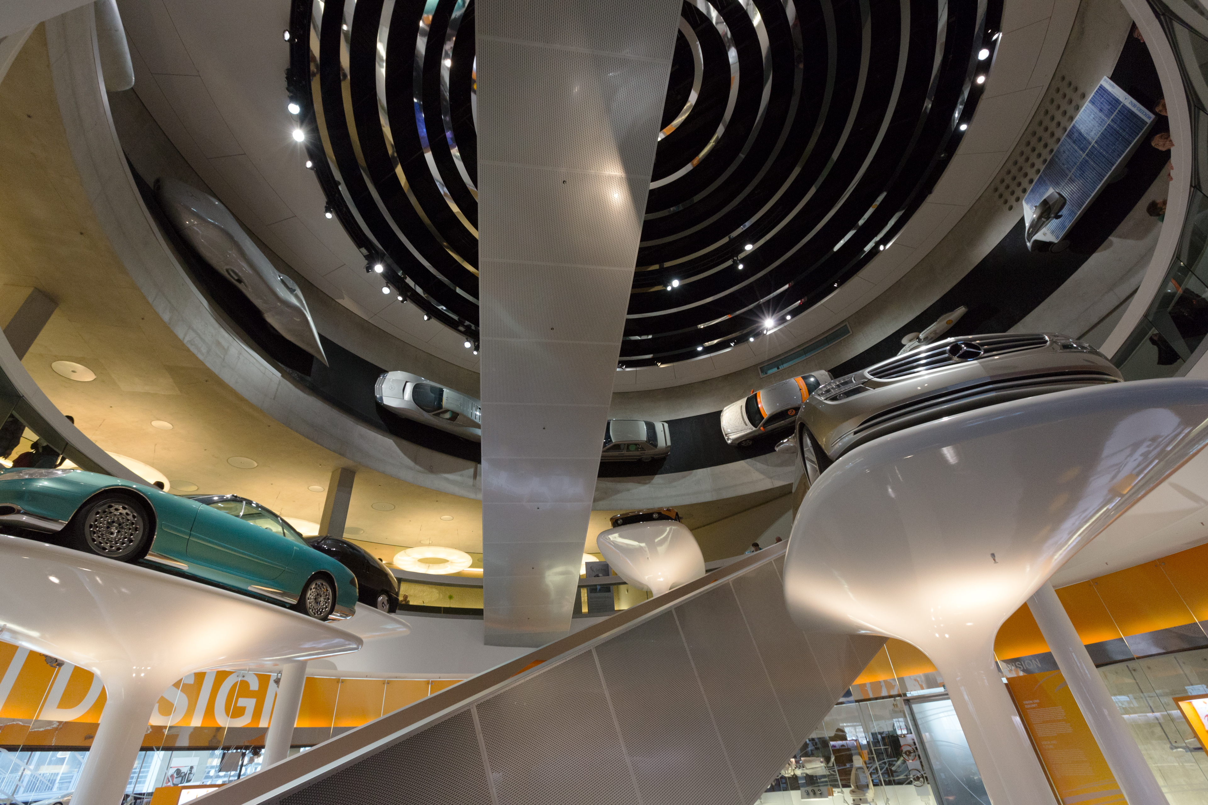 Historiske biler udstillet i Mercedes-Benz Museum i Stuttgart