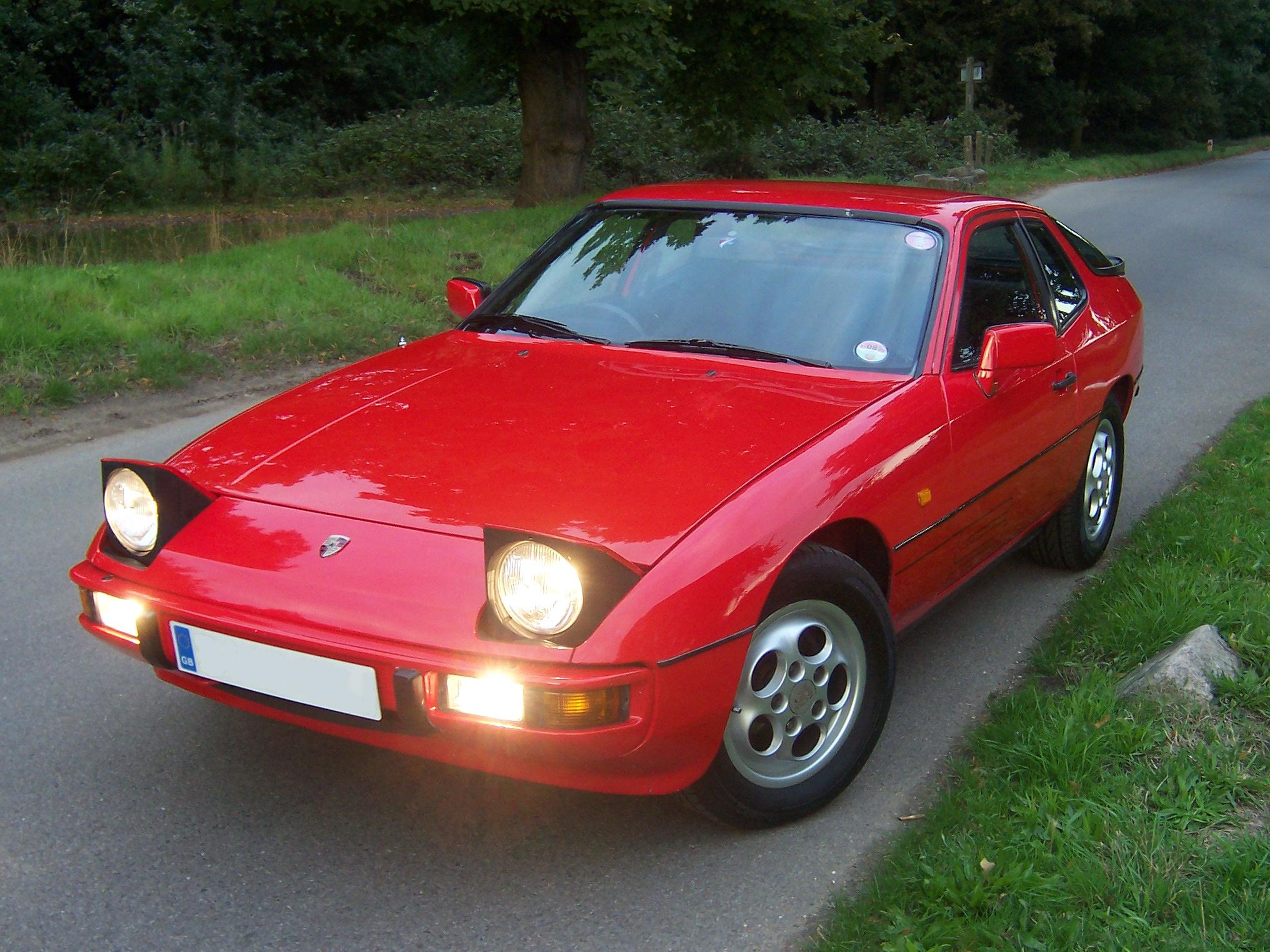 Rød Porsche 924 S fra 1986 fotograferet skråt forfra