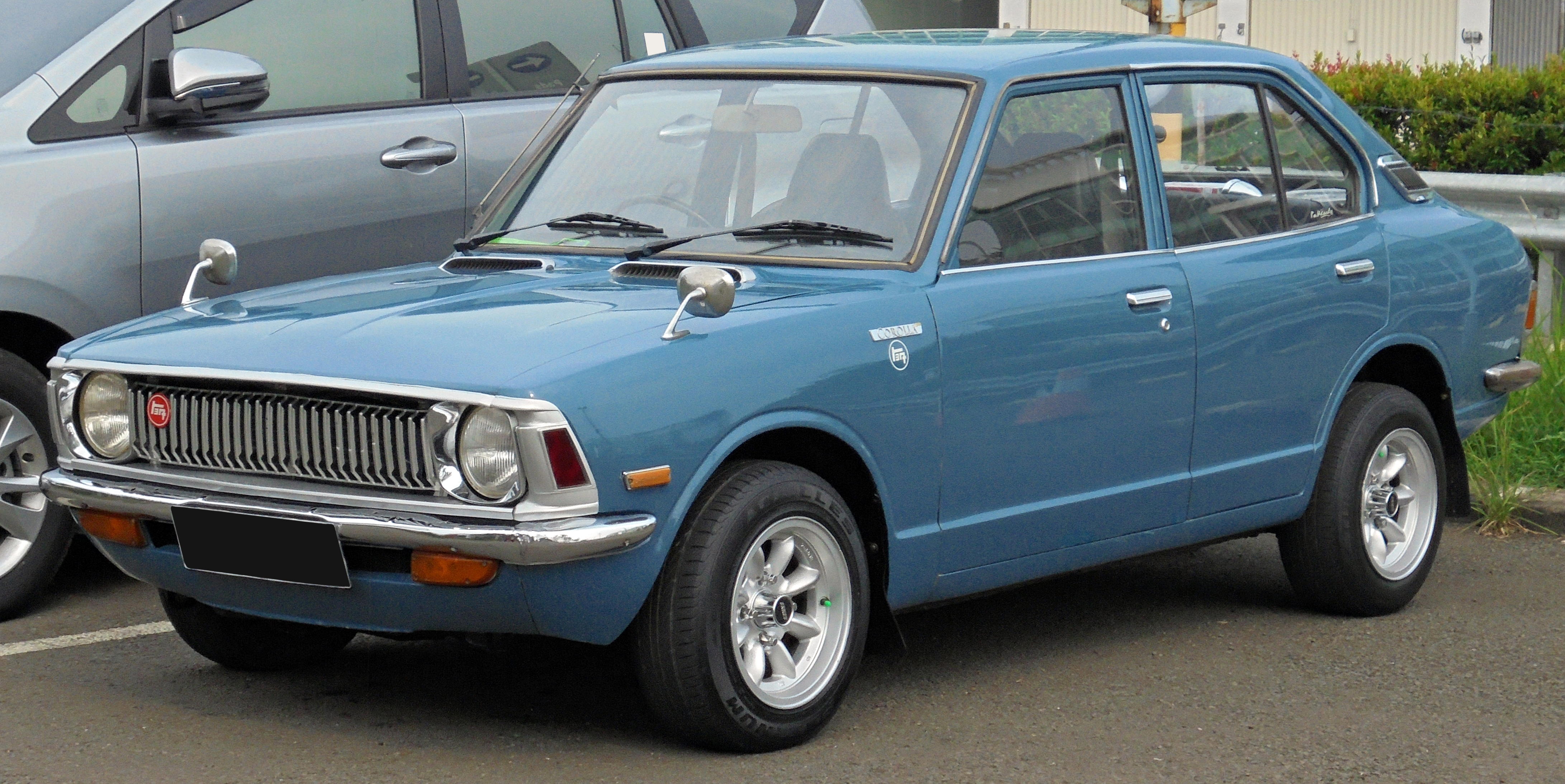 Blå Toyota Corolla KE20 sedan fra anden generation