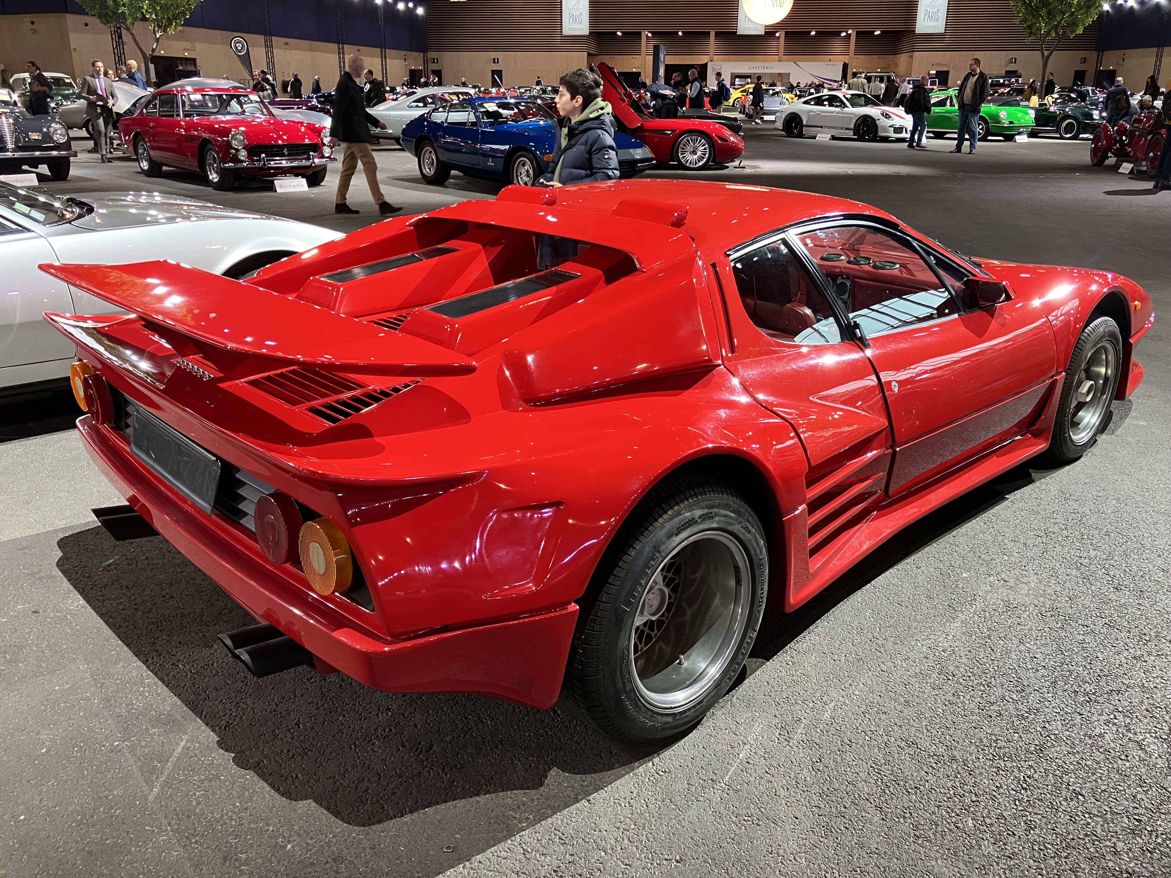 Bagenden på en rød Ferrari 512 BB ombygget af Koenig Specials med brede skærme og stor vinge