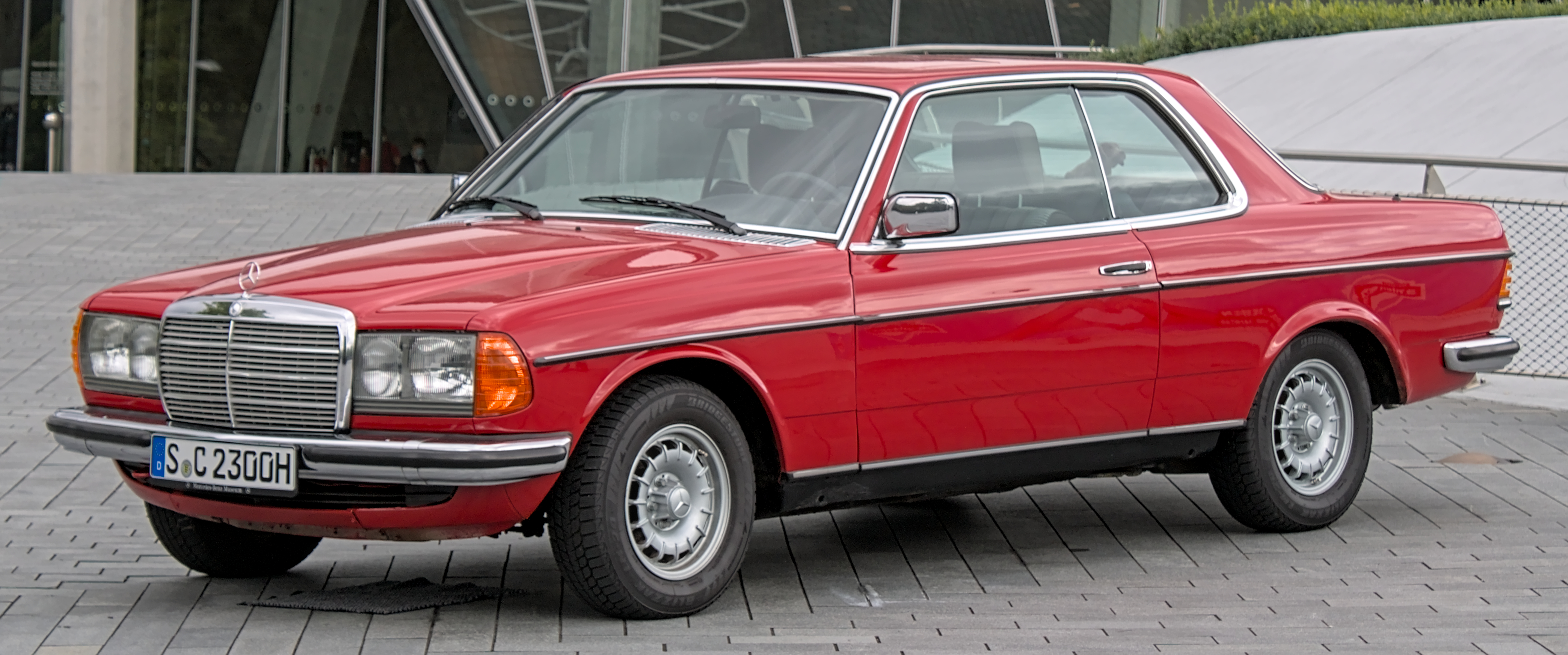Rød Mercedes-Benz C123 coupé set fra venstre forside