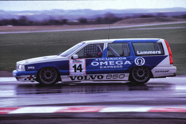 Volvo 850 Estate i BTCC-racerbemaling på banen