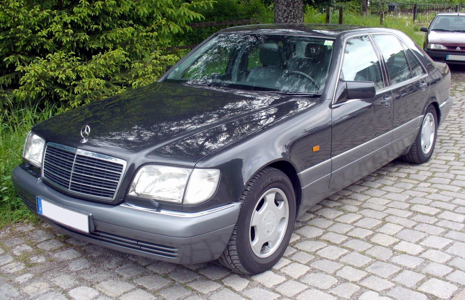 Mørk Mercedes-Benz S-Klasse W140 fotograferet forfra fra venstre side