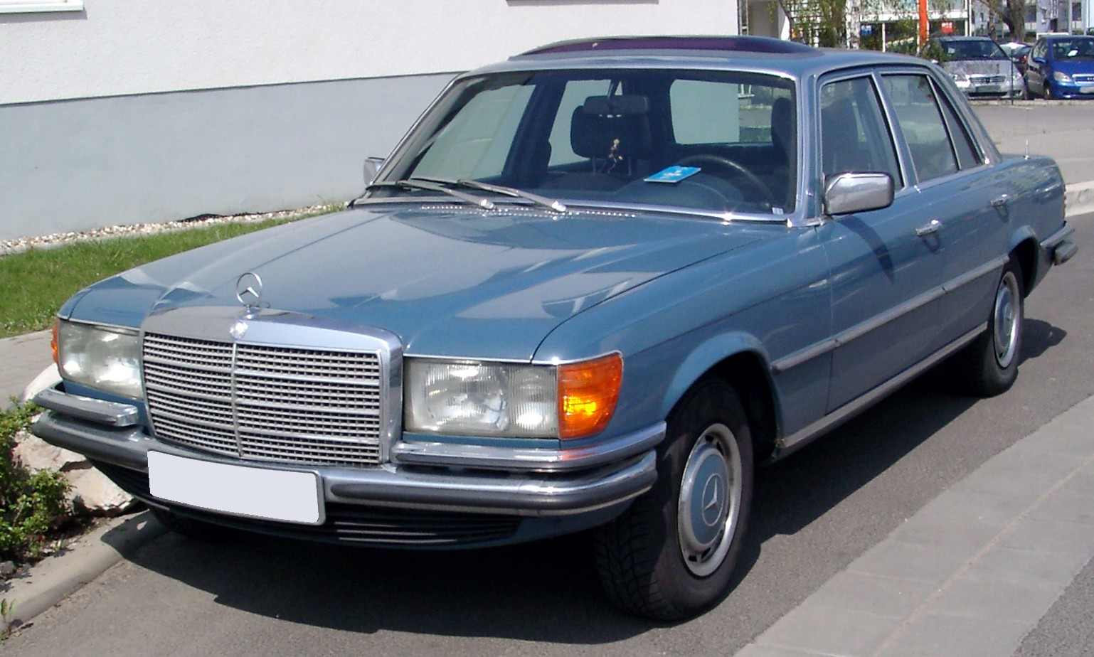 Blå Mercedes-Benz S-Klasse W116 fotograferet forfra fra venstre side