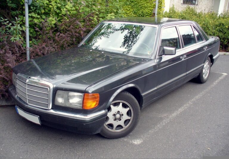 Grå Mercedes-Benz S-Klasse W126 fotograferet forfra fra venstre side
