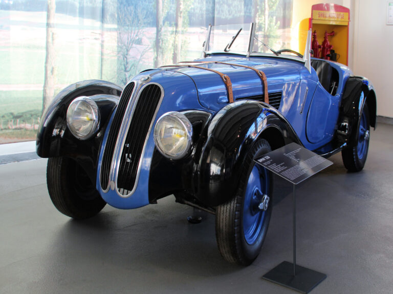 Blå og sort BMW 328 roadster fra 1938 på museum i Eisenach