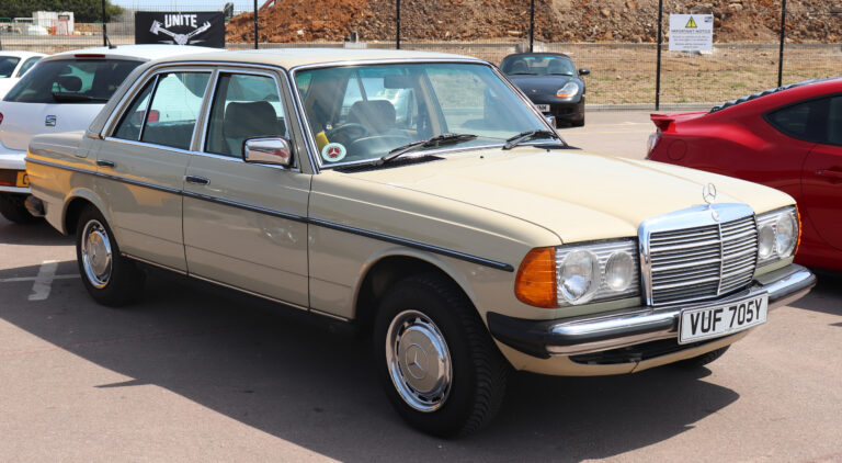 Mercedes-Benz W123 230E sedan fra 1982