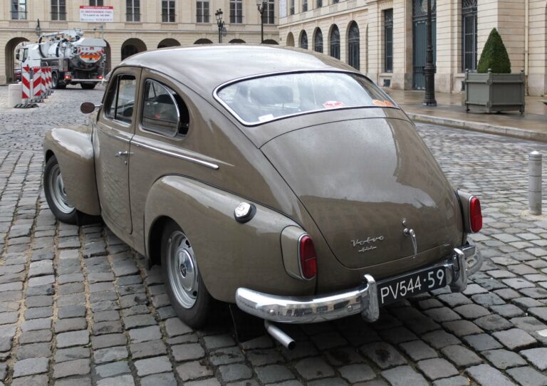 Volvo PV544 fra 1959 fotograferet bagfra i trekvart profil