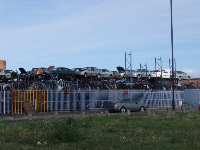 Udtjente biler stablet på en skrotplads i Birkenhead.