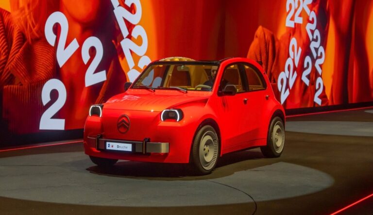 Rød Citroën 2CV Concept set skråt forfra på Paris Motor Show 2026