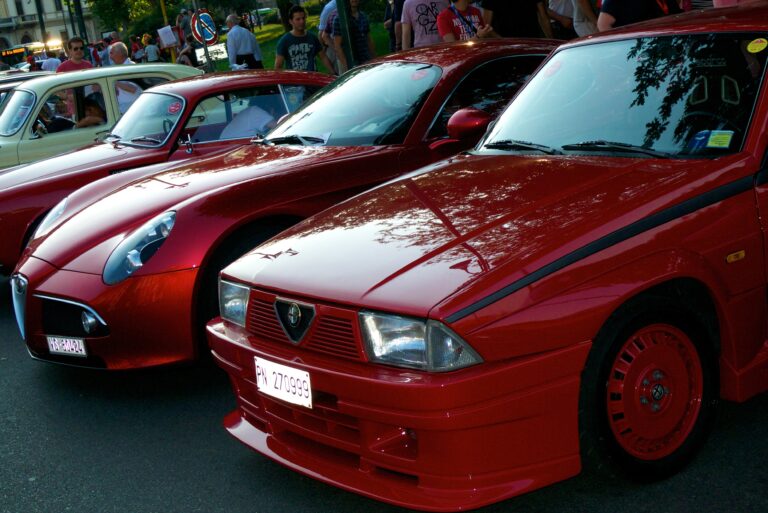 Alfa Romeo 75 Turbo Evoluzione med brede skærme og motorsportsinspireret spoiler