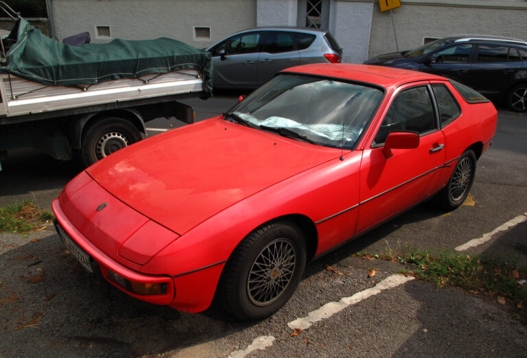 Rød Porsche 924 med klaplygter parkeret i Tyskland